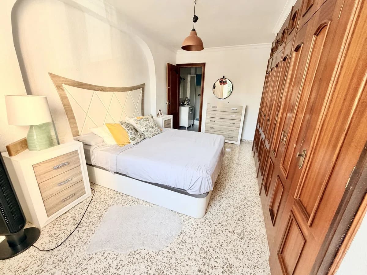 4 Bedroom Middle Floor Apartment for Sale in Marbella, Málaga - Image 8