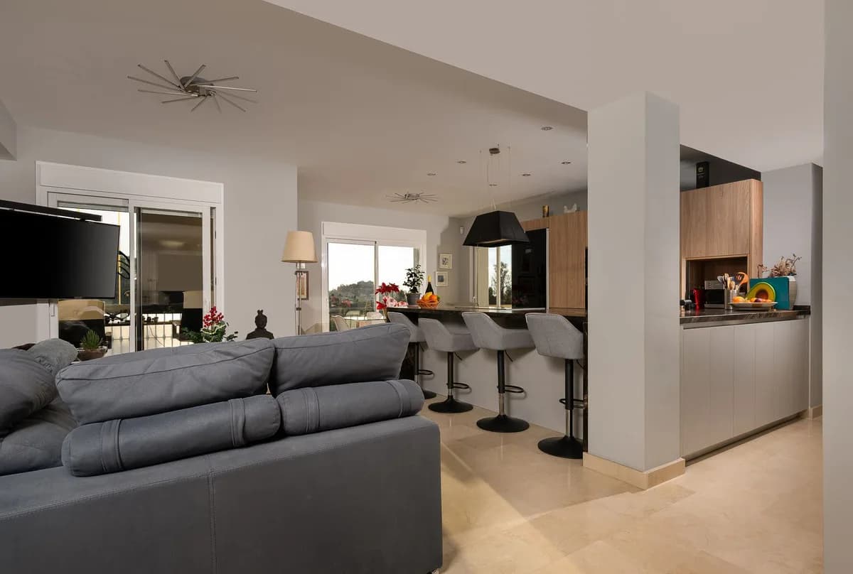 3 Bedroom Middle Floor Apartment for Sale in Benahavís, Málaga - Image 3