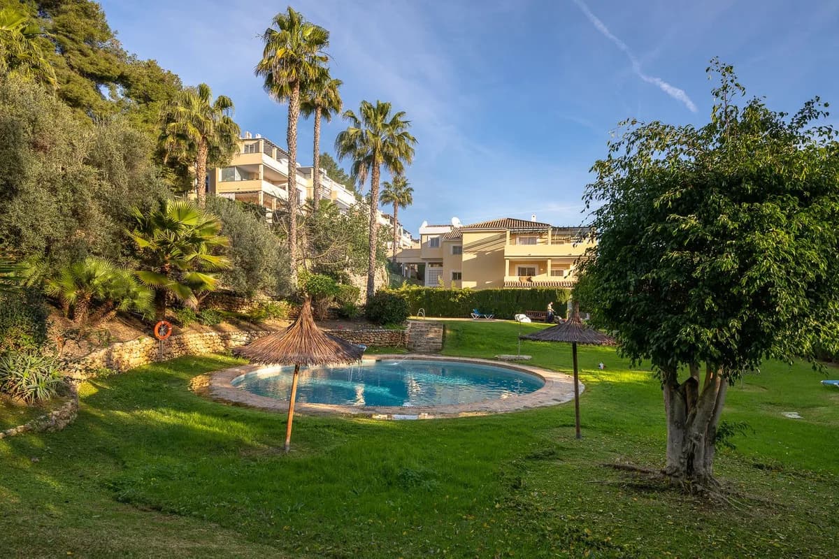 3 Bedroom Middle Floor Apartment for Sale in Benahavís, Málaga - Image 4