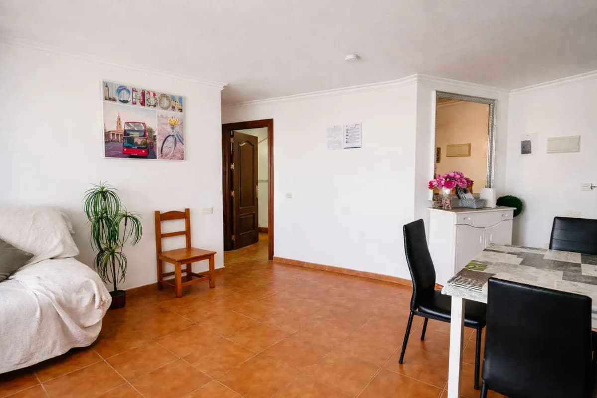 2 Bedroom Middle Floor Apartment for Sale in Benalmadena, Málaga - Image 9