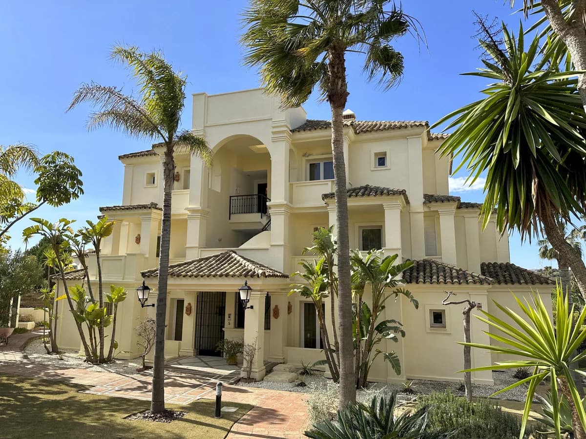 2 Bedroom Middle Floor Apartment for Sale in Casares, Málaga - Image 2