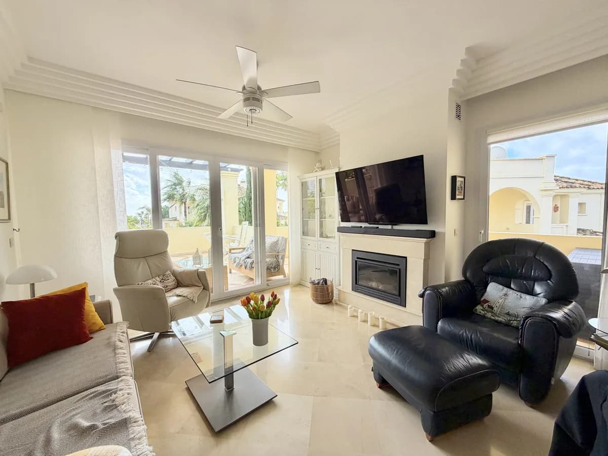 2 Bedroom Middle Floor Apartment for Sale in Casares, Málaga - Image 3