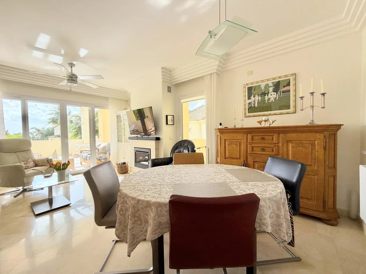 2 Bedroom Middle Floor Apartment for Sale in Casares, Málaga - Image 5