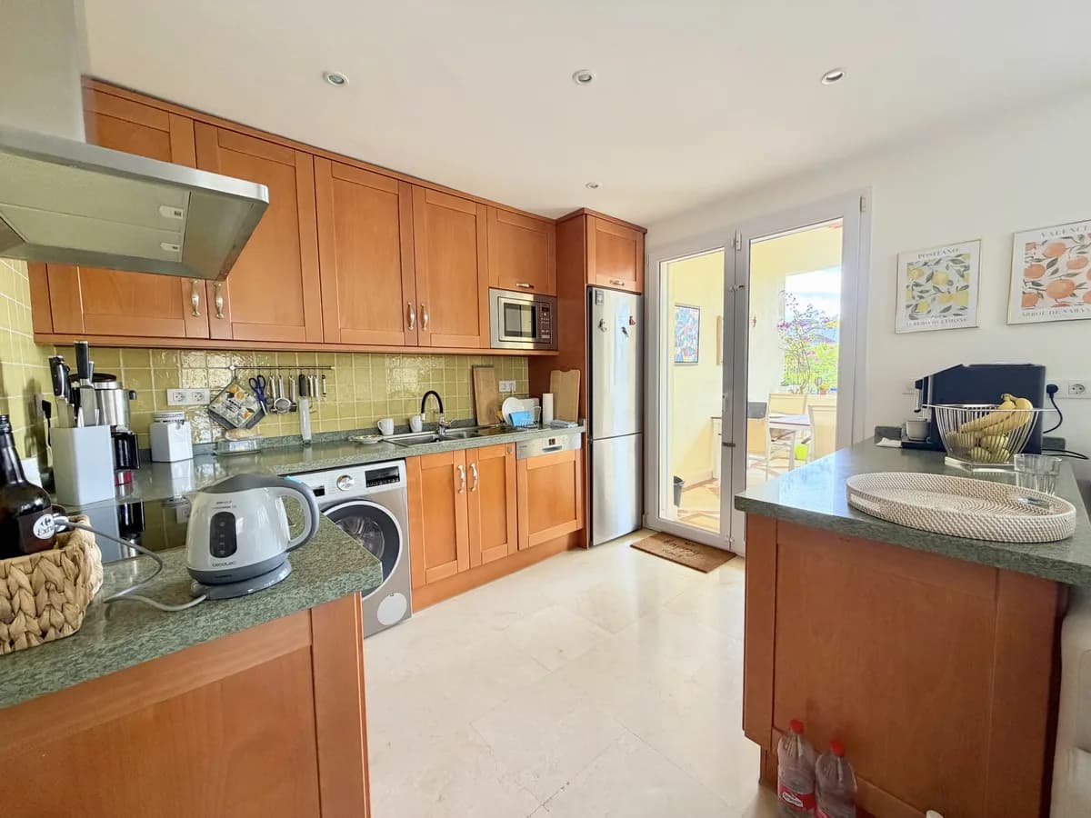 2 Bedroom Middle Floor Apartment for Sale in Casares, Málaga - Image 6