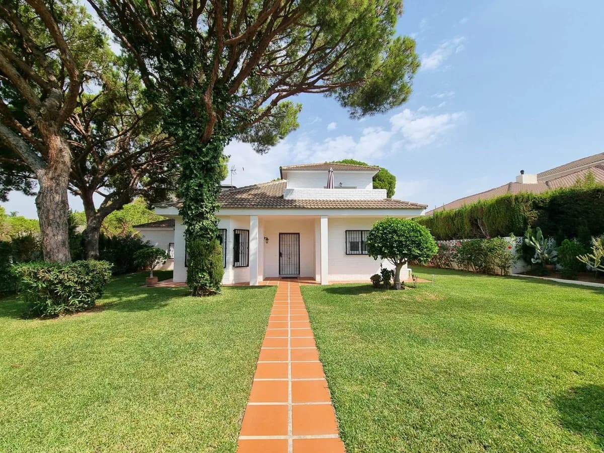 3 Bedroom Detached Villa for Sale in Calahonda, Málaga