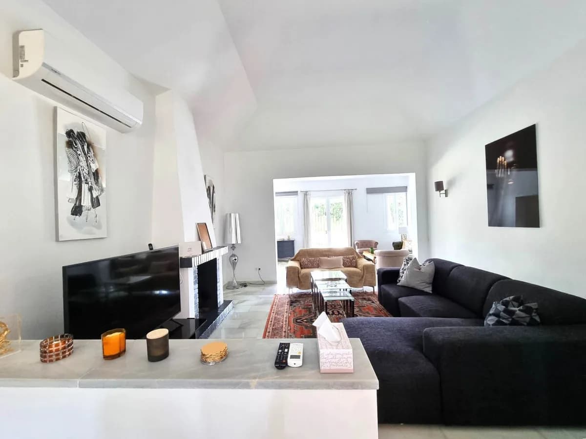 3 Bedroom Detached Villa for Sale in Calahonda, Málaga - Image 2