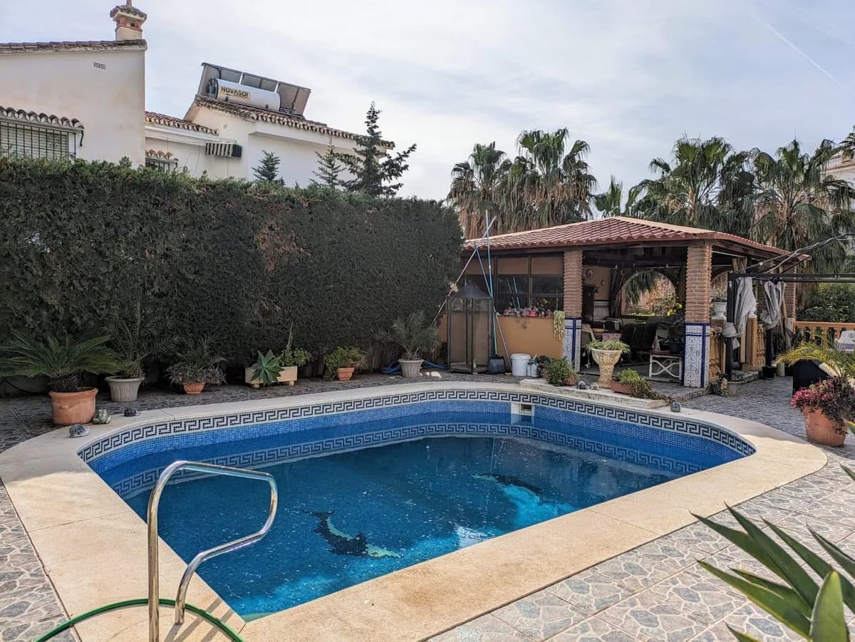 5 Bedroom Detached Villa for Sale in Benalmadena, Málaga - Image 2
