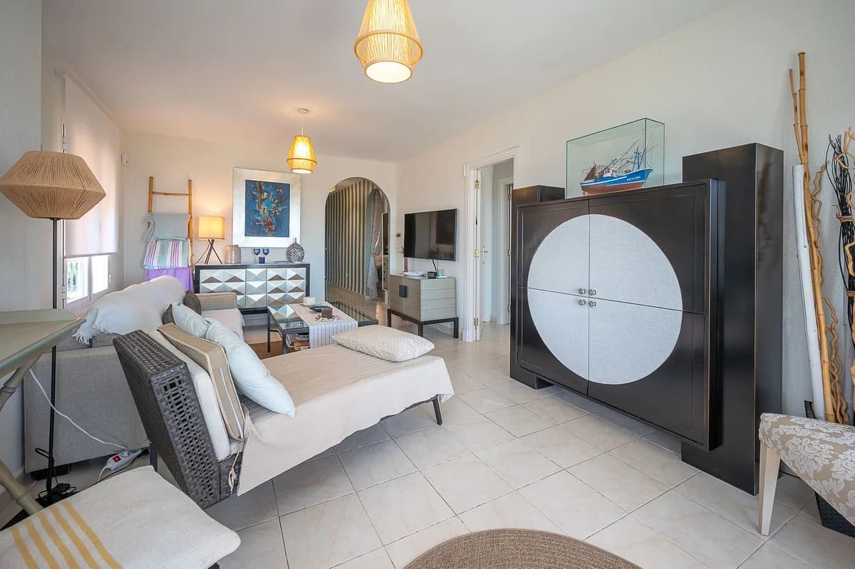 2 Bedroom Middle Floor Apartment for Sale in Riviera del Sol, Málaga - Image 7