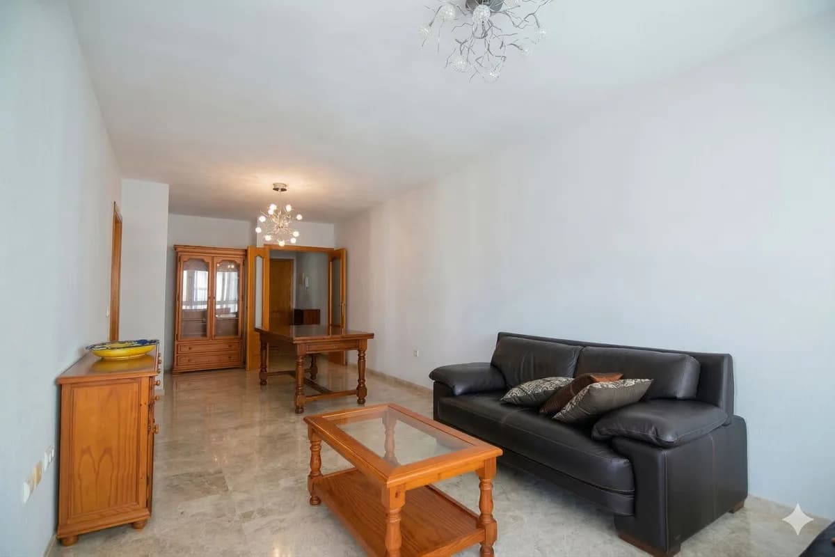 3 Bedroom Middle Floor Apartment for Sale in Fuengirola, Málaga - Image 7