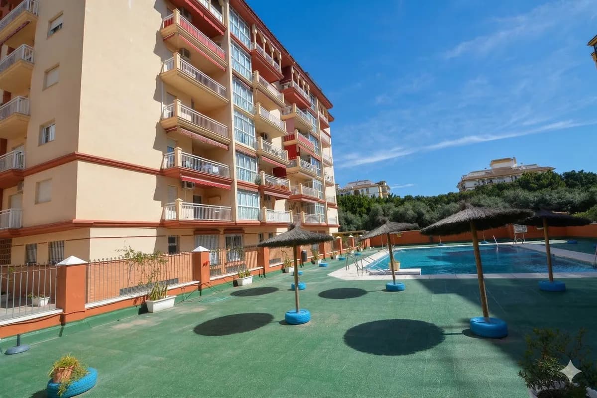 3 Bedroom Middle Floor Apartment for Sale in Fuengirola, Málaga - Image 8