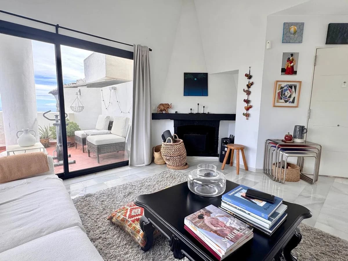 2 Bedroom Top Floor Apartment for Sale in Calahonda, Málaga - Image 3