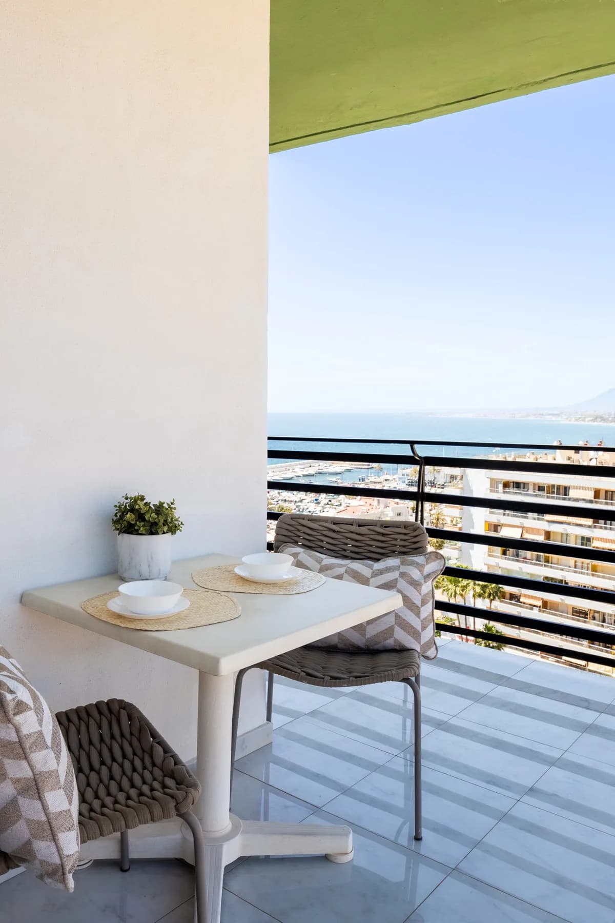 1 Bedroom Middle Floor Apartment for Sale in Marbella, Málaga - Image 8