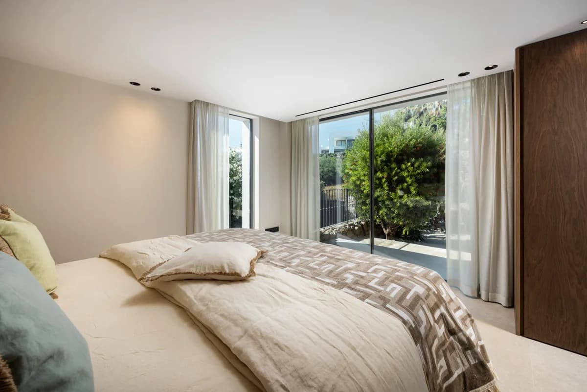 5 Bedroom Detached Villa for Sale in Nueva Andalucía, Málaga - Image 5