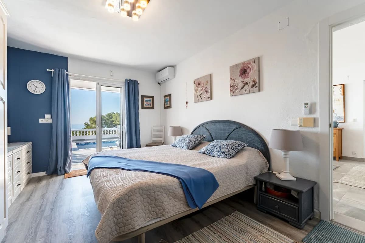 6 Bedroom Detached Villa for Sale in La Cala de Mijas, Málaga - Image 4