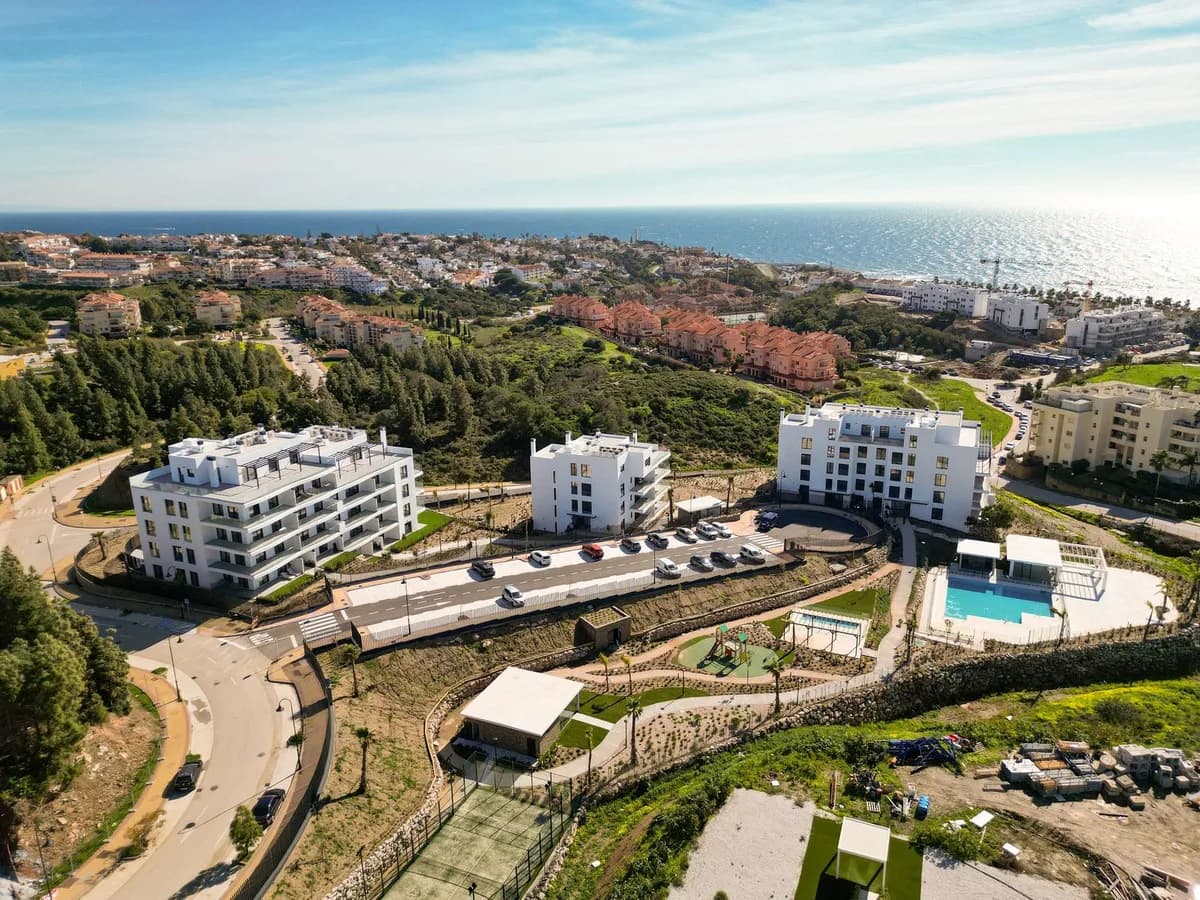 2 Bedroom Middle Floor Apartment for Sale in Mijas Costa, Málaga - Image 3