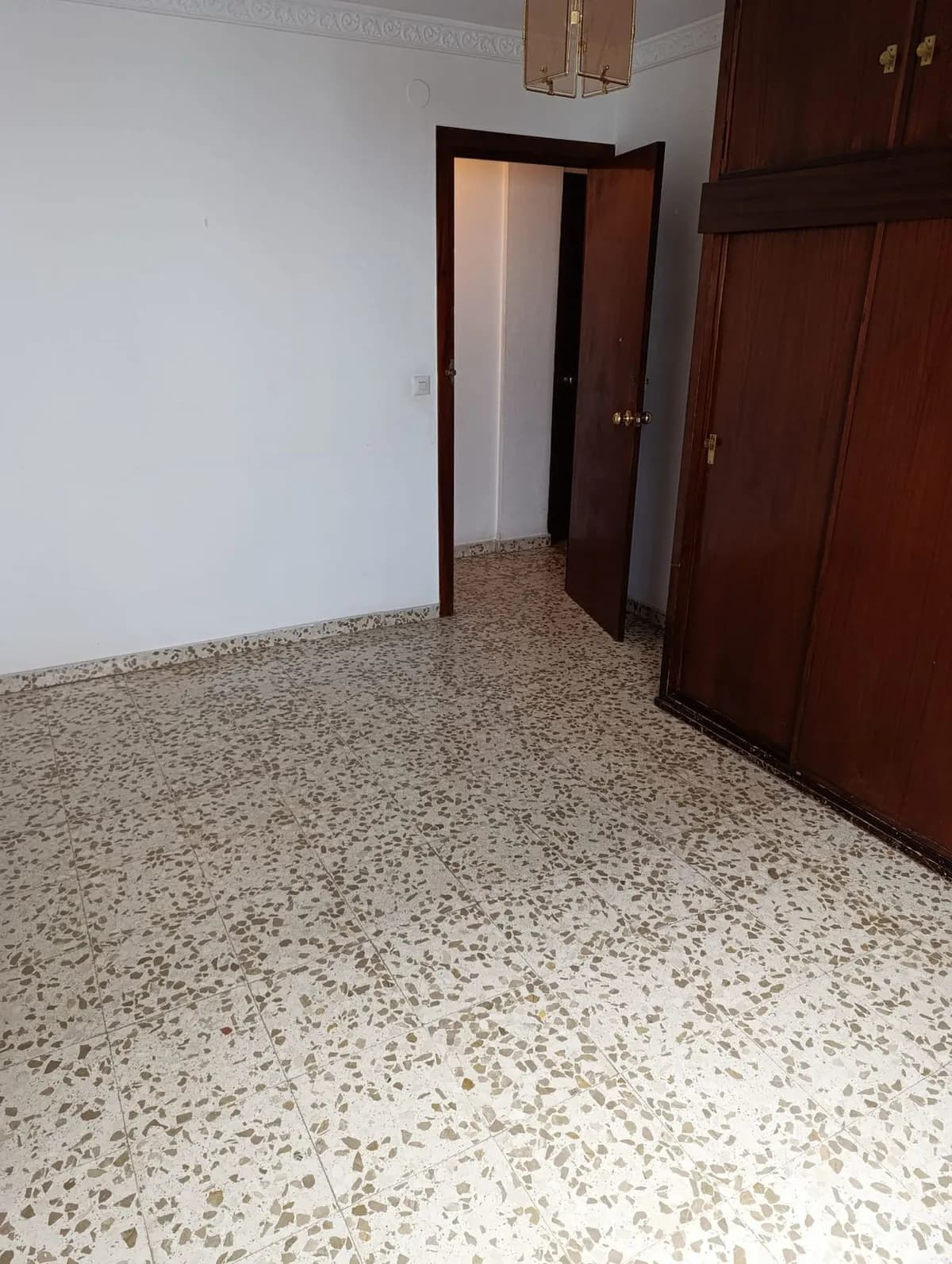 3 Bedroom Middle Floor Apartment for Sale in Estepona, Málaga - Image 2