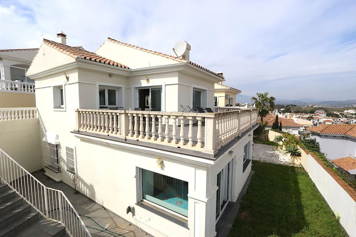 3 Bedroom Detached Villa for Sale in Cerros del Aguila, Málaga
