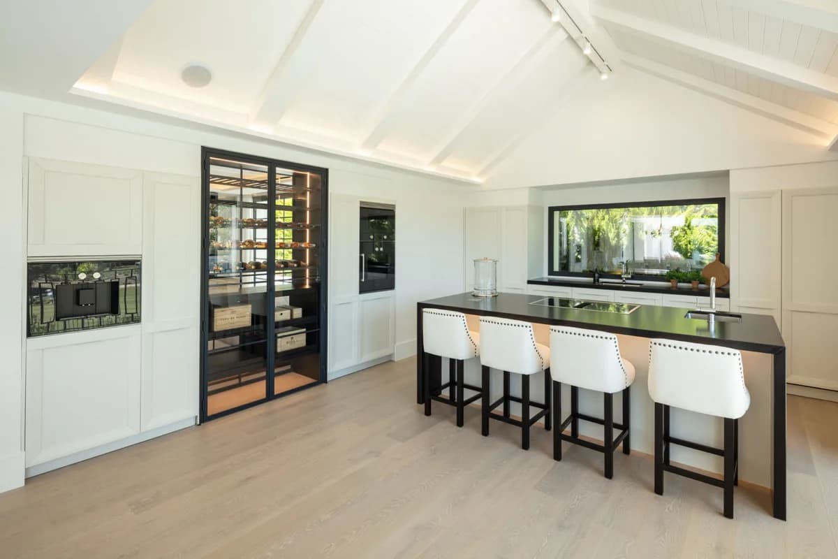 5 Bedroom Detached Villa for Sale in Nueva Andalucía, Málaga - Image 4