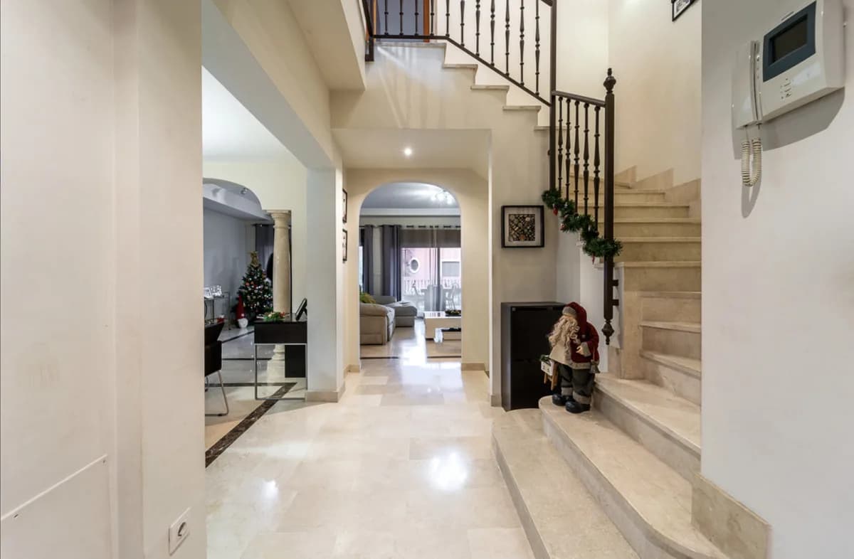 4 Bedroom Semi-Detached House for Sale in Estepona, Málaga - Image 3