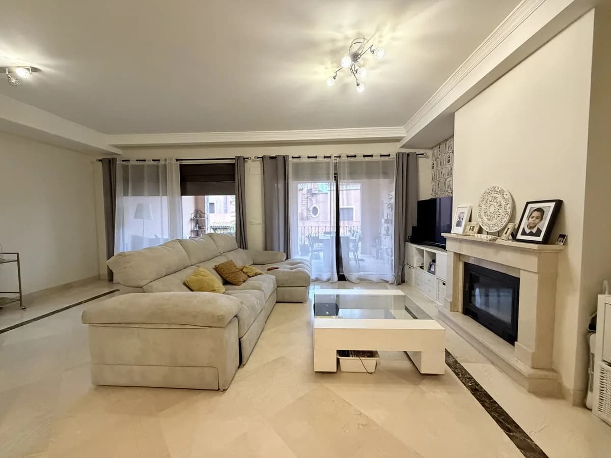 4 Bedroom Semi-Detached House for Sale in Estepona, Málaga - Image 4