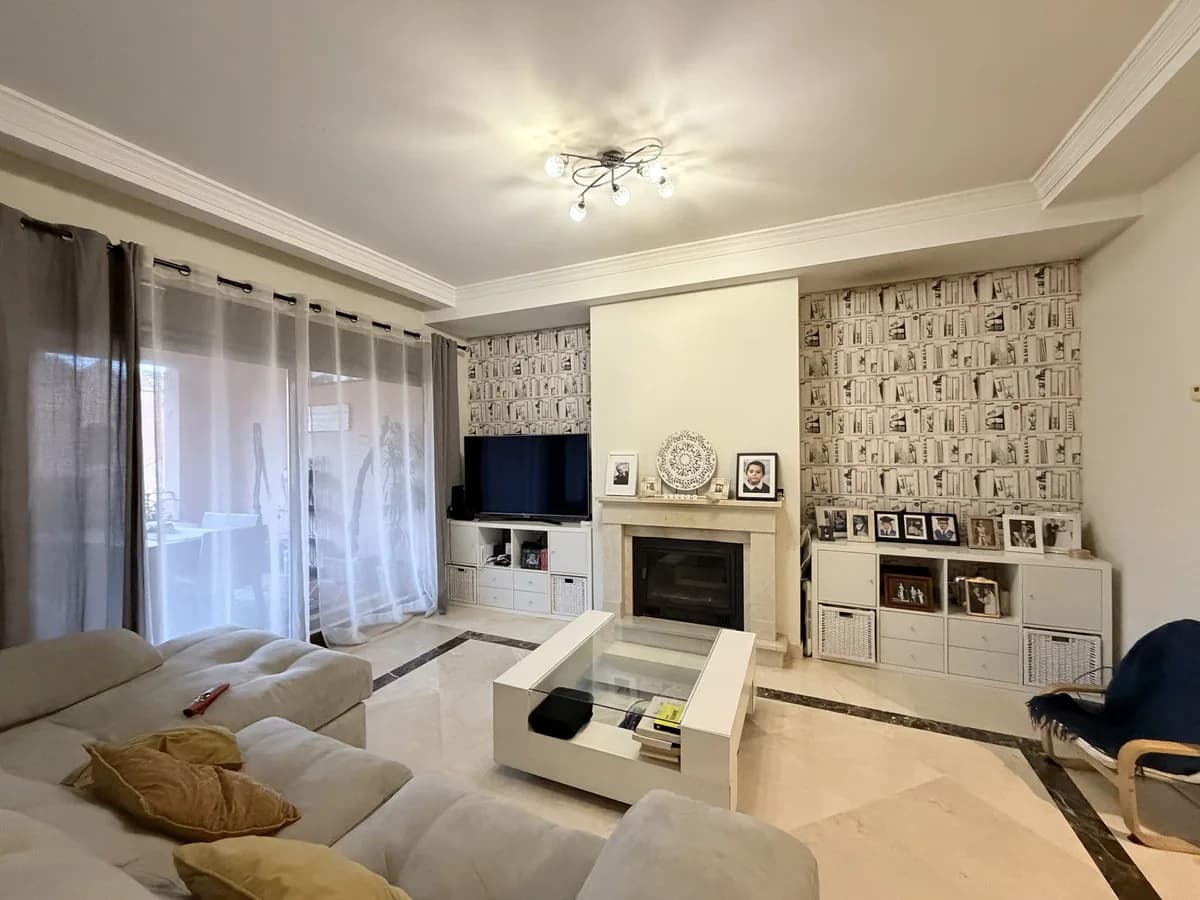 4 Bedroom Semi-Detached House for Sale in Estepona, Málaga - Image 6
