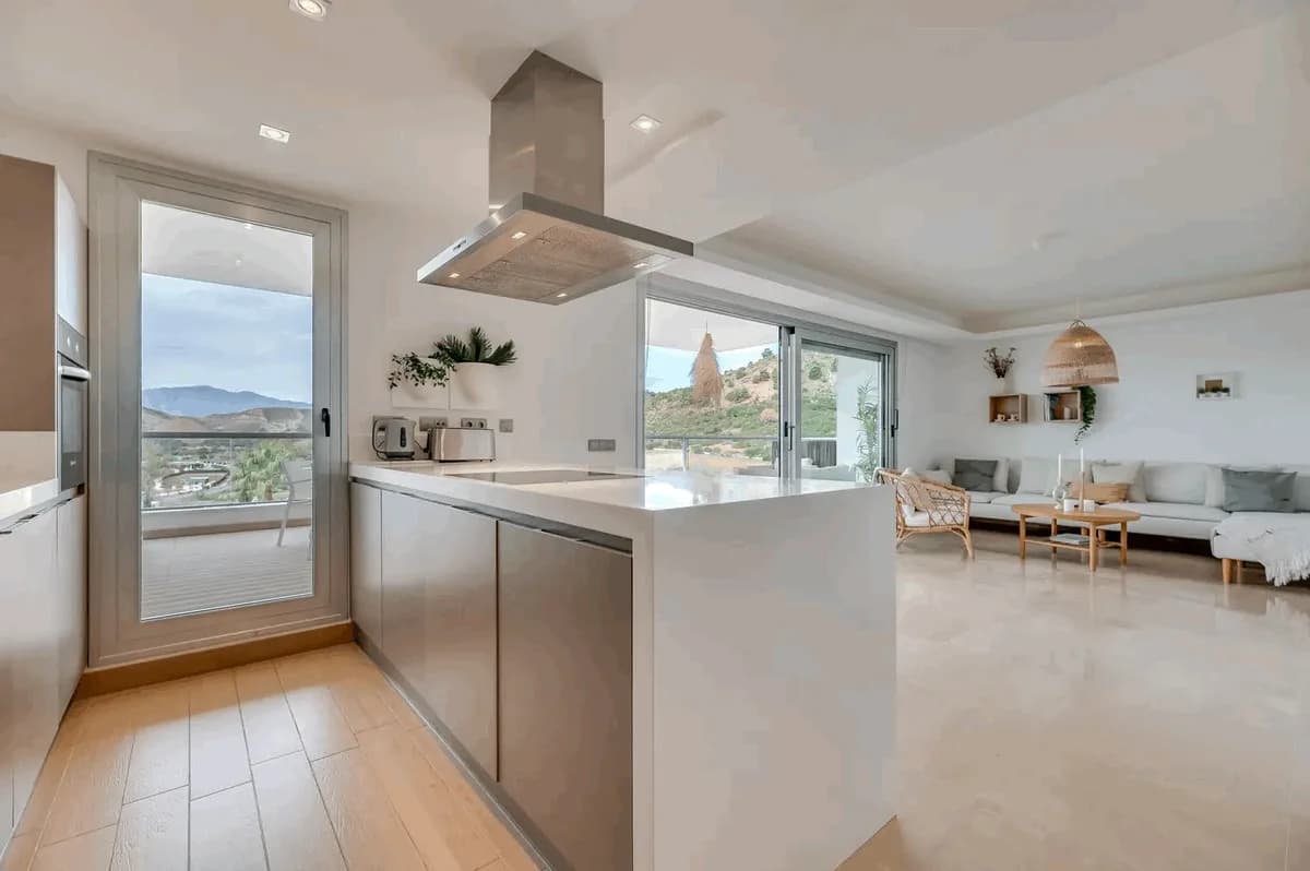 3 Bedroom Ground Floor Apartment for Sale in Los Arqueros, Málaga - Image 2
