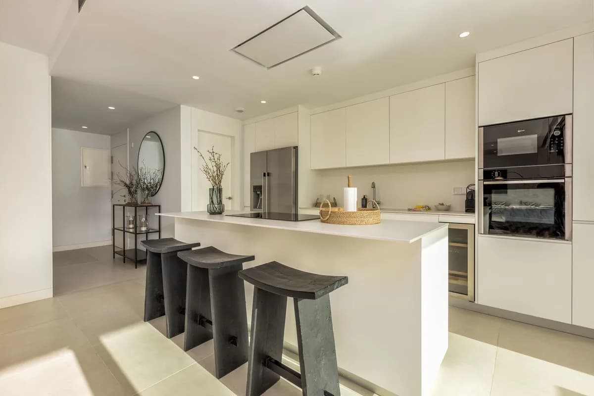 3 Bedroom Middle Floor Apartment for Sale in Fuengirola, Málaga - Image 9