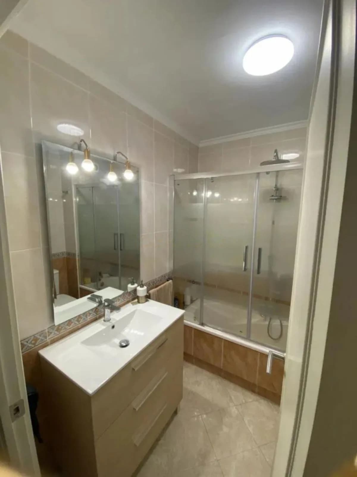 3 Bedroom Middle Floor Apartment for Sale in Marbella, Málaga - Image 7