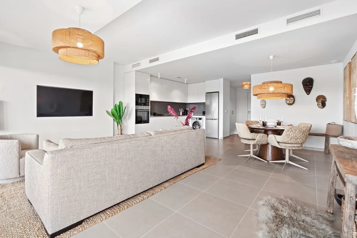 3 Bedroom Middle Floor Apartment for Sale in Estepona, Málaga - Image 8