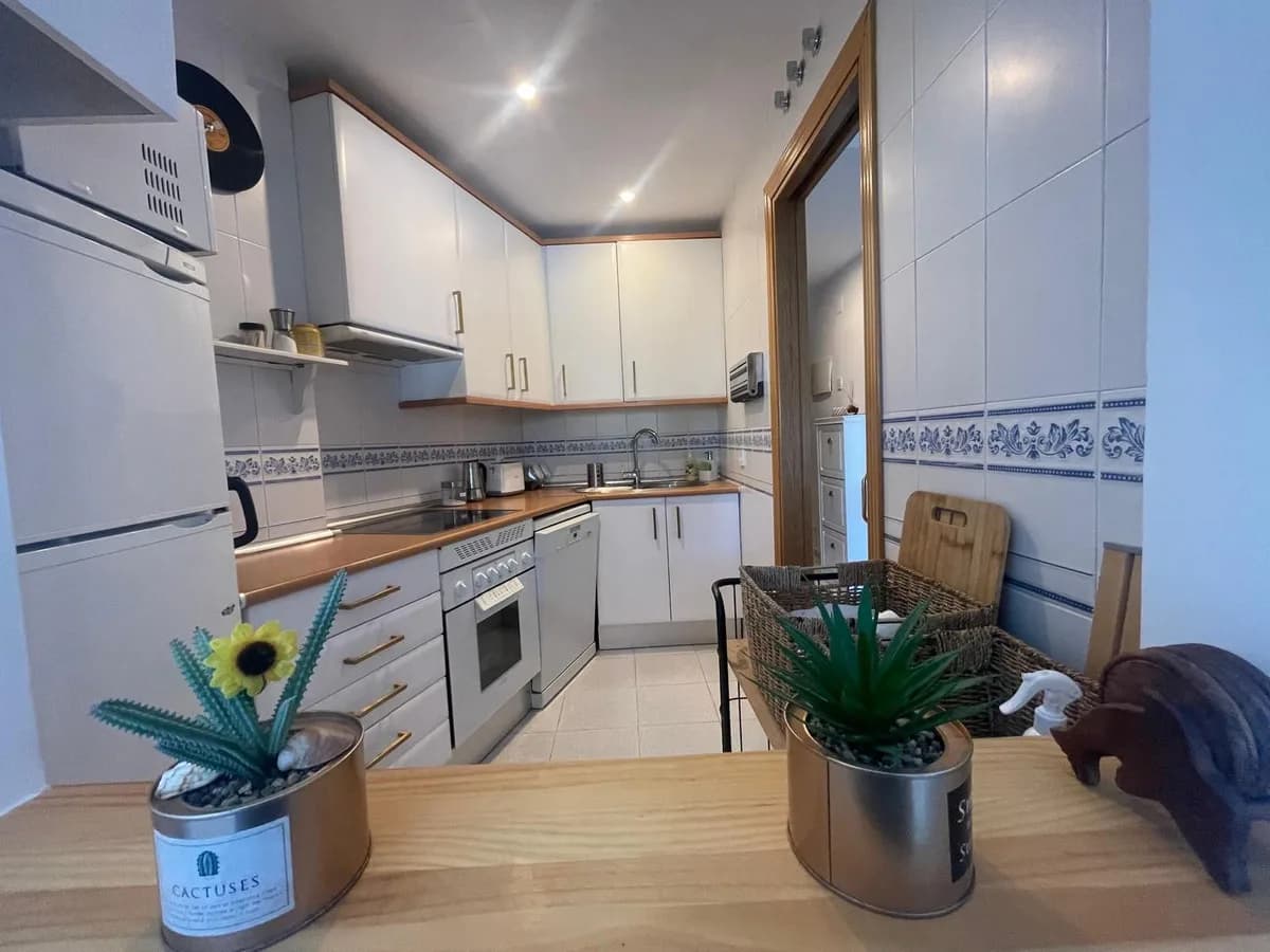 2 Bedroom Middle Floor Apartment for Sale in Fuengirola, Málaga - Image 2