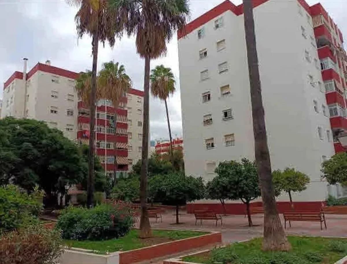 3 Bedroom Middle Floor Apartment for Sale in Marbella, Málaga - Image 2