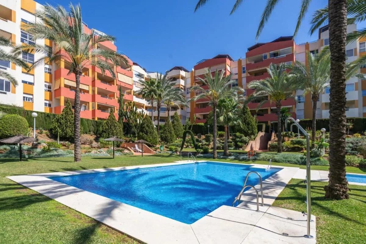 2 Bedroom Middle Floor Apartment for Sale in Atalaya, Málaga