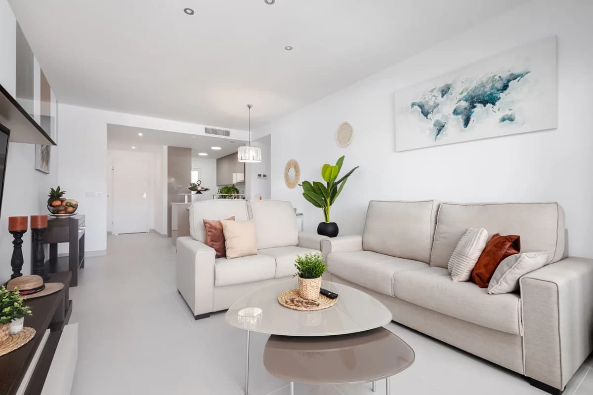 2 Bedroom Middle Floor Apartment for Sale in Estepona, Málaga - Image 2