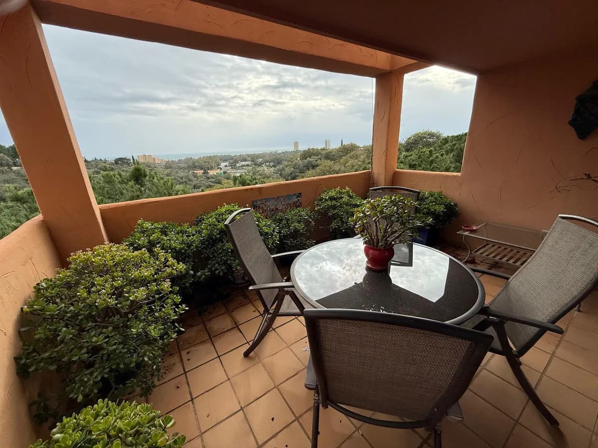 2 Bedroom Middle Floor Apartment for Sale in Elviria, Málaga