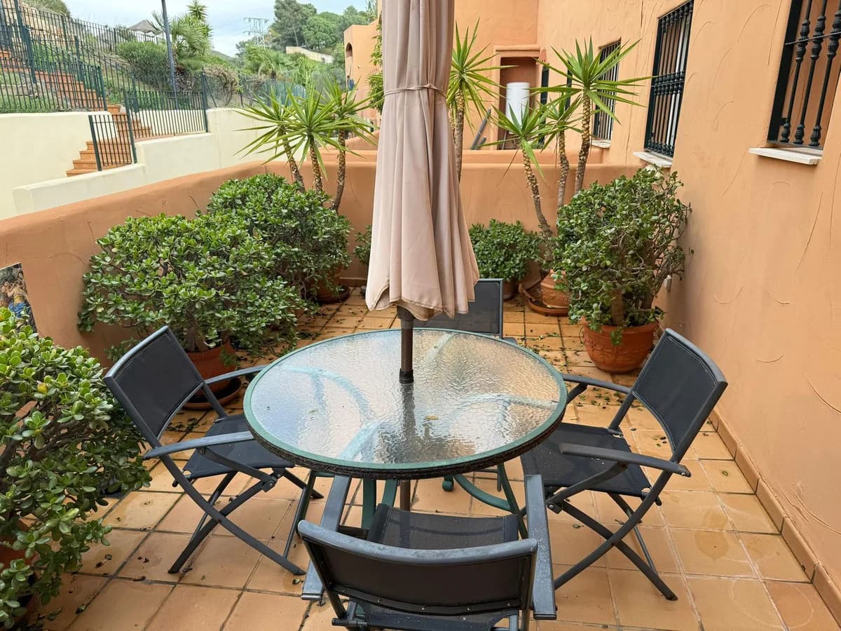 2 Bedroom Middle Floor Apartment for Sale in Elviria, Málaga - Image 3