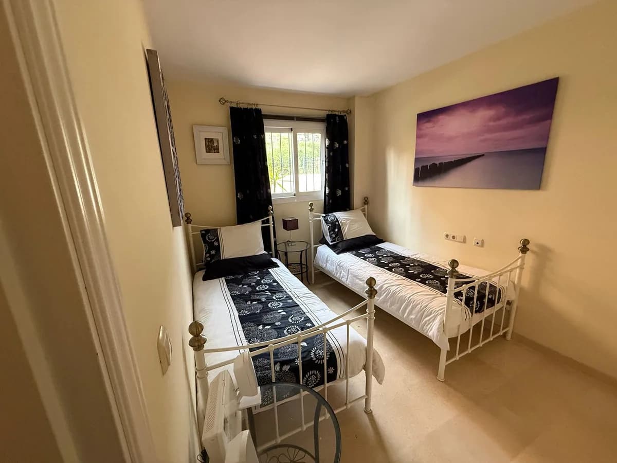 2 Bedroom Middle Floor Apartment for Sale in Elviria, Málaga - Image 6