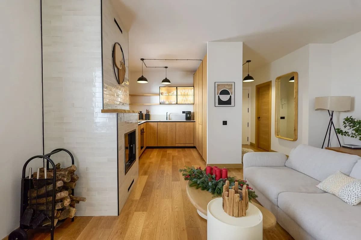 2 Bedroom Middle Floor Apartment for Sale in Puerto Banús, Málaga - Image 2