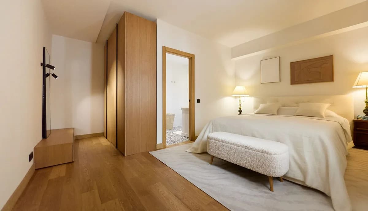 2 Bedroom Middle Floor Apartment for Sale in Puerto Banús, Málaga - Image 6