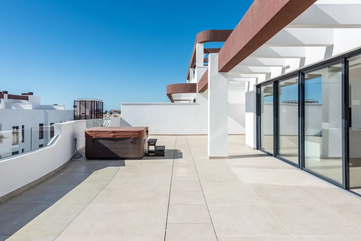 4 Bedroom Penthouse for Sale in Estepona, Málaga - Image 2