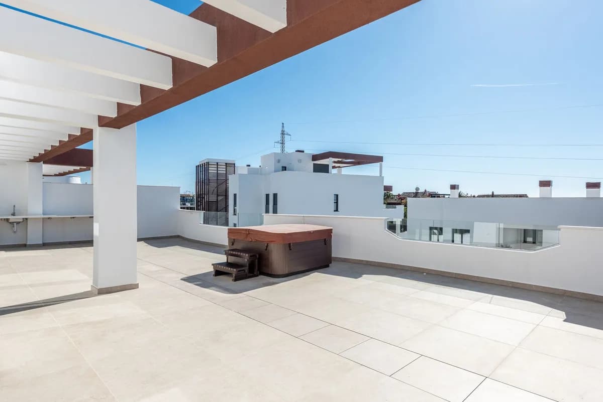 4 Bedroom Penthouse for Sale in Estepona, Málaga - Image 4