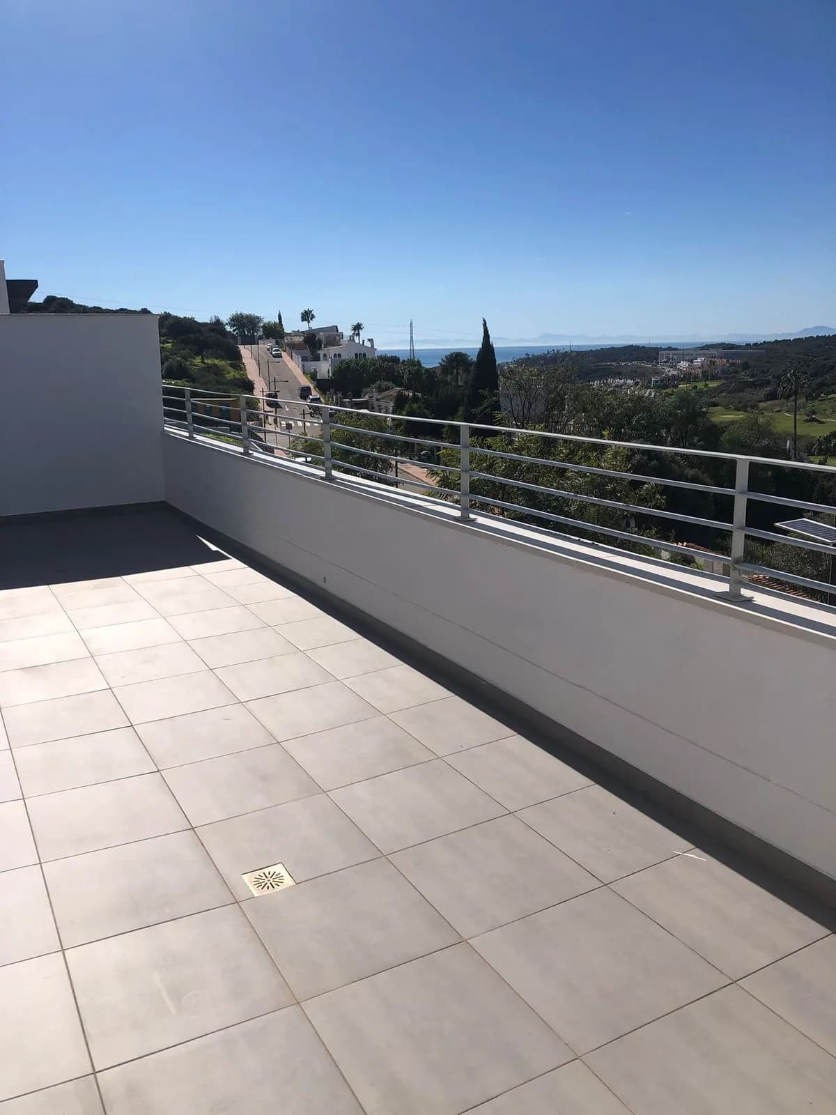 2 Bedroom Middle Floor Apartment for Sale in Estepona, Málaga - Image 3