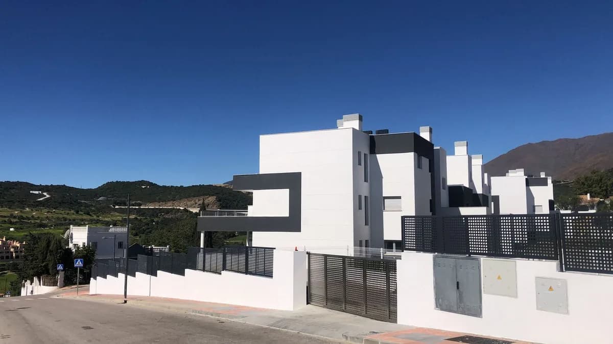 2 Bedroom Middle Floor Apartment for Sale in Estepona, Málaga - Image 7