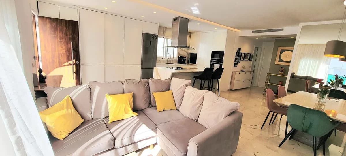 2 Bedroom Middle Floor Apartment for Sale in Puerto Banús, Málaga - Image 3