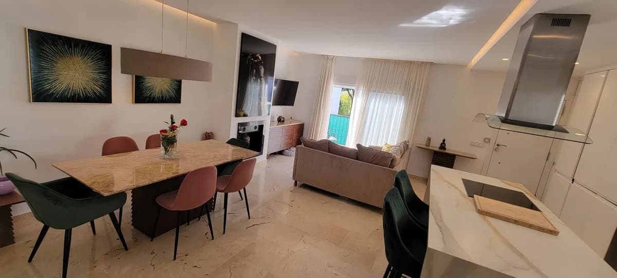 2 Bedroom Middle Floor Apartment for Sale in Puerto Banús, Málaga - Image 6