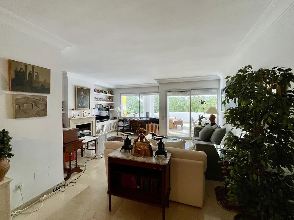 2 Bedroom Middle Floor Apartment for Sale in Guadalmina Alta, Málaga - Image 5