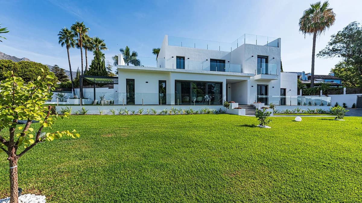 5 Bedroom Detached Villa for Sale in Marbella, Málaga