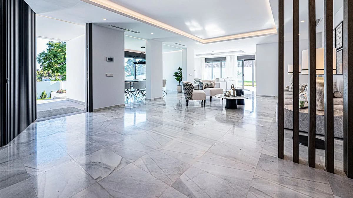 5 Bedroom Detached Villa for Sale in Marbella, Málaga - Image 3