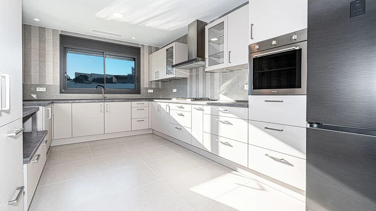 5 Bedroom Detached Villa for Sale in Marbella, Málaga - Image 4