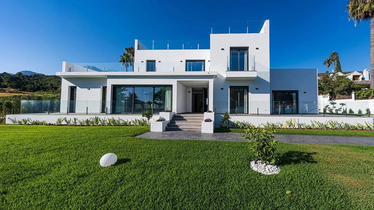 5 Bedroom Detached Villa for Sale in Marbella, Málaga - Image 7