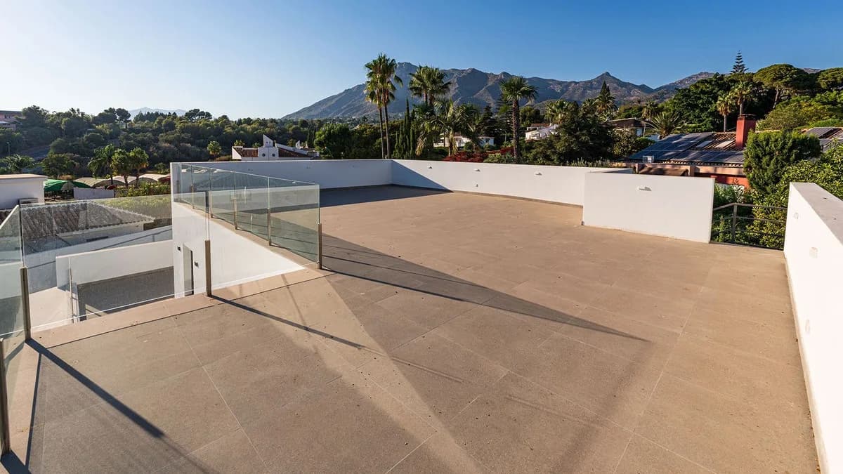 5 Bedroom Detached Villa for Sale in Marbella, Málaga - Image 8